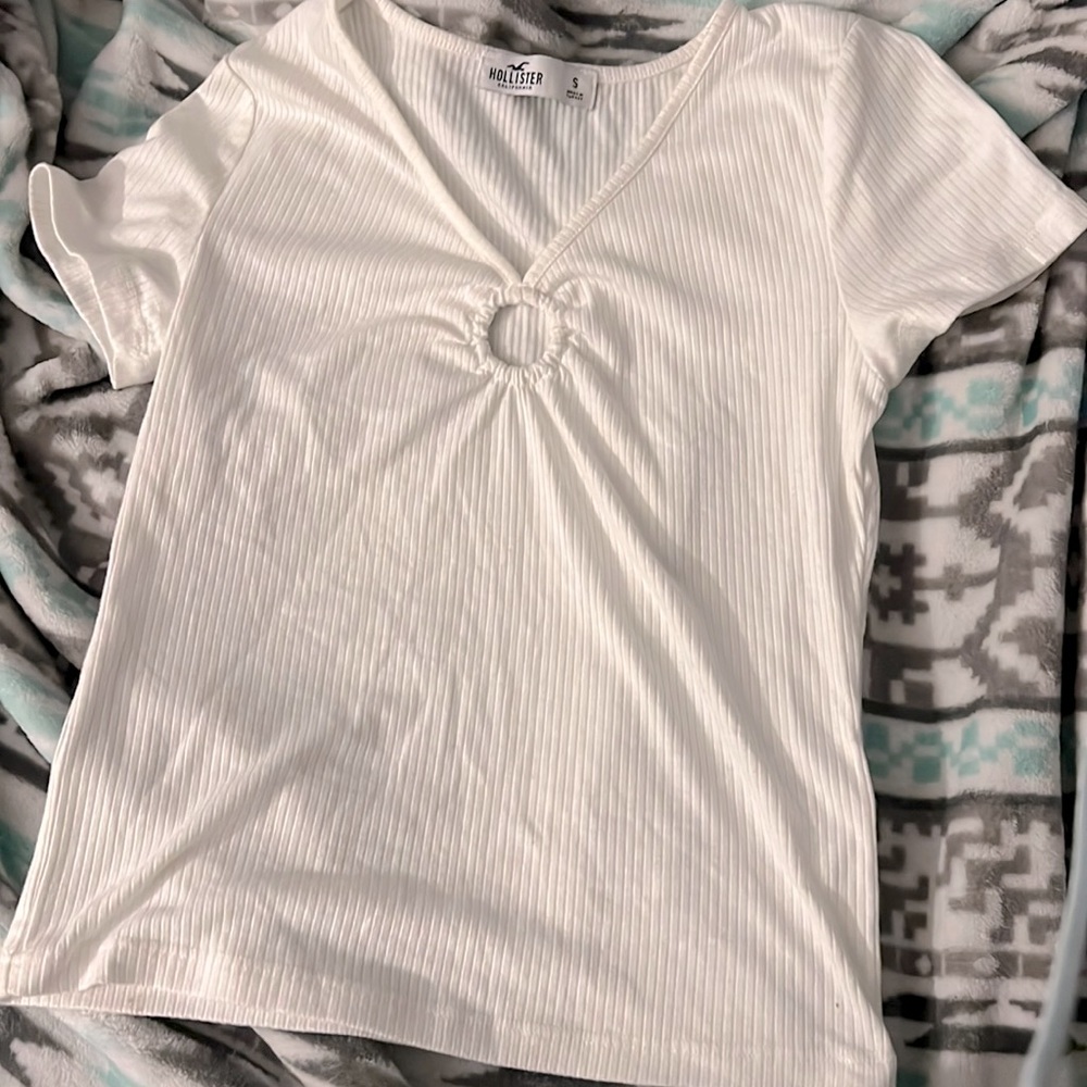 I don’t like the way it fits on me no stains Hollister size small